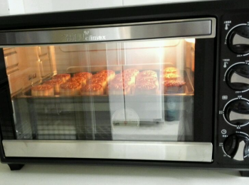 step5: 烤箱預熱200度。月餅放烤盤，表面噴微量水，烤5分鐘。待花紋定型後，取出來刷一層薄薄的蛋黃水，再放入烤箱，烤15分鐘左右。