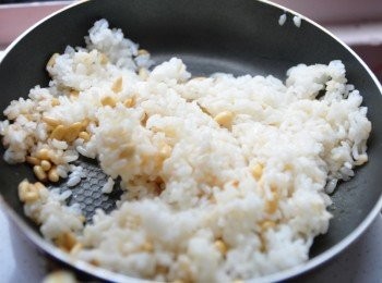 step6: 再將米飯下鍋拌炒一下