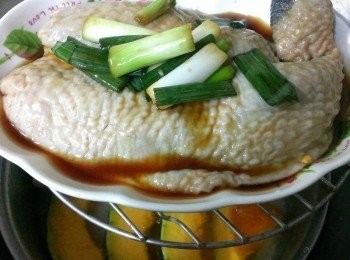 step3: 呵呵呵~你看看我是一兼三顧捏~煮飯兼蒸南瓜~放個隔架再蒸腿排~一整個很輕鬆啊~再炒個青菜~晚餐就OK了捏~