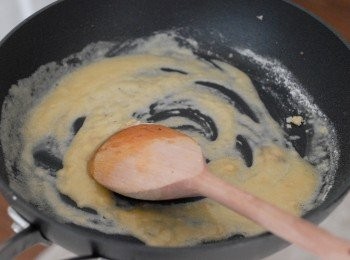 step2: 在原鑊內，下牛油煮至溶化，然後下麵粉快速拌勻至沒有粉粒