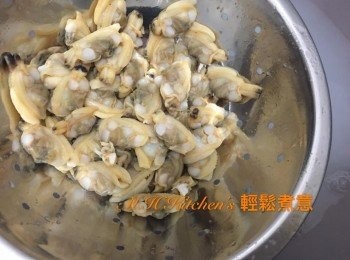 step5: 開火,水煮沸放蜆肉加少許鹽 
煮1分鐘左右盛起瀝乾去腥味