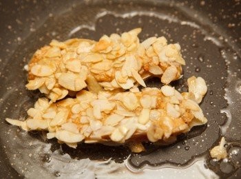 step5: 起油鍋，將<a href="https://bit.ly/3EZL8dD" target="_blank" data-keyword="雞胸" class="guide-link"><strong>雞胸</strong></a> <span style="display:inline-block;vertical-align:middle;margin-top:-3px;color:initial;border-radius:3px;padding:2px 3px;font-size:12px;line-height:14px;background:#87d300;color:#fff;">即買</span> 肉下鍋煎至表面金黃即可。