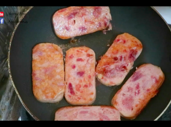 step5: 以中小火將午餐肉煎至兩面金黃。
