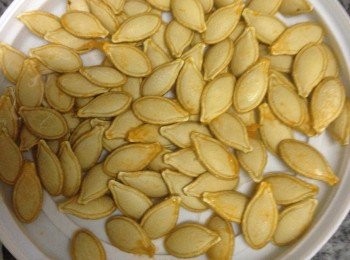 step2: 用焗爐/烤箱/在焗食物時放在底部順便一起烤焗到殼微微卜起漲身表面呈金黃色便代表已經烤好了（沒有焗爐的可以用白鑊小火去烘炒）