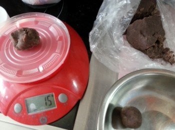step5: 將豆沙餡搓15g一粒備用