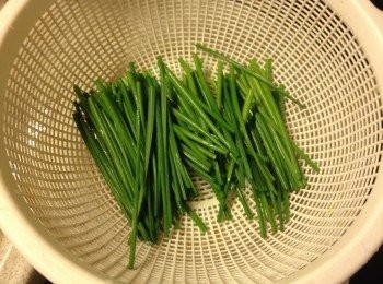 step3: 韭菜花洗淨切段