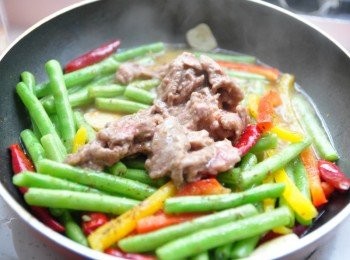 step7: 接著再把炒過的牛肉片放入鍋拌炒