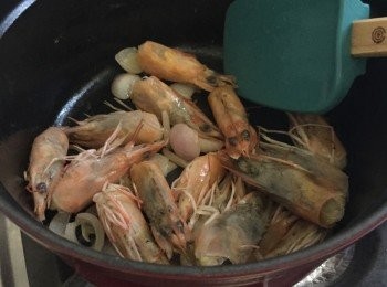 step5: 炒至蝦頭轉色熟透