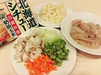 step1: 蟹管肉先用少許米酒醃製可去除腥味
蘑菇洗淨切片狀 馬鈴薯 洋蔥 紅蘿蔔 切丁