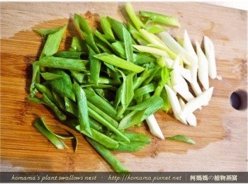 step3: 紅蘿蔔與青蔥用清水洗淨後，分切成絲狀備用。