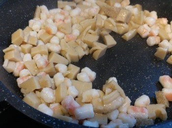 step3: 將椰青水倒出用作煲飯,如不足夠水份可加水煲飯。將兩隻鮑魚切粒和海鮮炒熱備用。