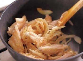 step5: 維持大火放入雞翅，炒至雞翅表面 上色