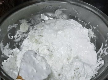 step4: 將蘿蔔絲放回鑊內，用小火煮，期間慢慢加入[步驟三] 的沾米粉漿，不停攪拌均勻