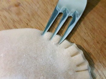 step5: 5、水餃皮的邊緣一定要壓緊，等等下鍋才不會開喔！