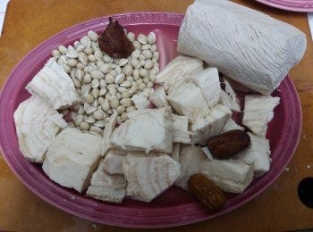 step3: 果皮去瓤，粉葛切細件，蜜棗、所有材料同煲三個半小時