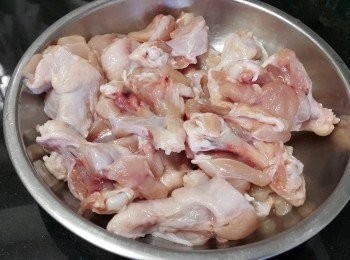 step1: 清洗雞槌後，稍為切開以便醃入味