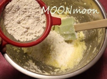 step6: 篩入混合粉，用刮刀拌勻無粉粒即可。