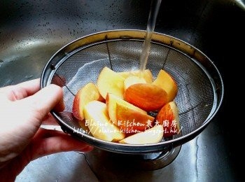 step3: 蘋果加少許鹽用水沖洗乾淨及瀝乾