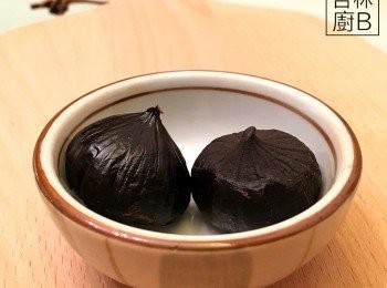 step4: 預備饀料，<span class="group_2">雞脾肉</span>切粒，用鹽略醃，把黃椒，番茄和黑蒜切粒備用