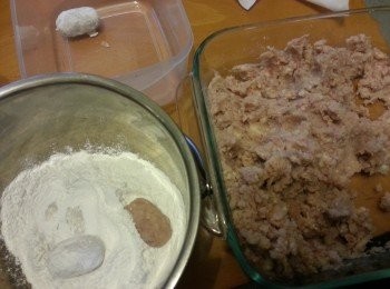 step4: 取少許芋泥搓成一粒粒棗形狀,(如太痴手,手芯可沾些生油)將芋泥沾滿糯米粉用盒盛起