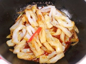 step5: 加入高湯(或水)和蒟蒻一起翻炒