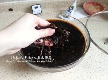 step5: 30分鐘後將涼粉草及涼粉水盛起待涼 , 用手拎起涼粉草搓出膠質 (約10分鐘)