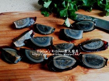 step7: 皮蛋去殼洗淨 , 一開四切好