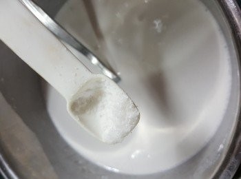 step9: 用280g清雞湯將所有粉拌勻,加入1/4茶匙鹽拌勻