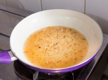 step4: 調至中大火，倒入白酒拌勻，煮約 2 分鐘。