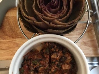 step1: [餡料]
1: 蕃茄、嫩菠菜、羅勒洗淨切好；大啡蘑菇切粒。
2: 熱鍋下油份，中火炒所有蔬菜至腍身，加入beyond beef煮腍。
3: 拌入蕃茄膏及糖，開蓋燘煮材料至熟。