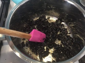 step2: 用小火先炒乾豆豉（大概1-2分鐘），倒入一半分量既油炒香（大概2-3分鐘）