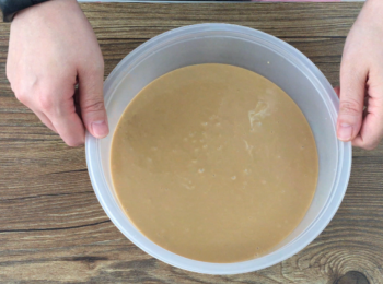 step8: 將椰糖麵糊注入，用蒸爐機用100度蒸1小時30分鐘，亦可用明火水滾後放入年糕蒸1小時30分鐘（記得睇火中途要加水），待涼1小時先後才甩模。