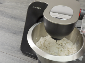 step1: ​乾材料先下盤，1號慢速攪勻，再慢速添加水及奶。
成糰後才加牛油，換3號中速打15分鐘，再慢慢打出薄膜，最後１分鐘用5號高速完成.