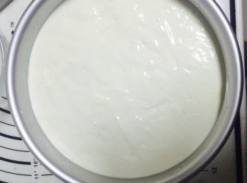 step8: 八寸活模 ，低上鋪上一層蛋糕片， 倒入一半慕斯液，再加入一層蛋糕片， 迅速導入剩餘慕斯液 ，稍稍端起震平。（一氣呵成一定要快）
