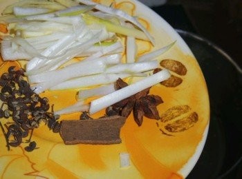 step7: 鍋內保留少許底油，加入剩餘的蔥、薑絲，加花椒、桂皮、八角，爆香