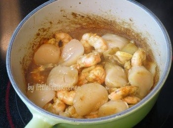 step5: 最後才下帶子和蜆肉同炒，調味，盛起放在南瓜內