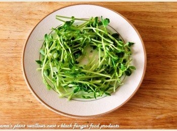 step2: 將豌豆嬰對切成半，取一圓盤，將豌豆嬰依序堆疊成圓盤狀。