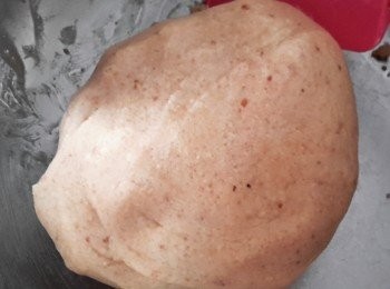 step3: 下油拌勻，用手搓成麵糰