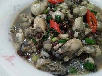 step4: 看豆鼓鹹度若不過鹹，可加入少許的醬油快炒後，即可盛盤享用［男人的加油站，女生的美容院］的的鮮蚵。