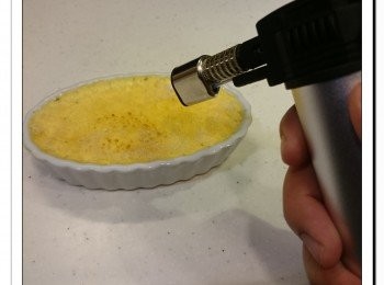 step5: 食用前, 在燉蛋表面均勻灑上啡糖, 以火槍燒成脆皮焦糖衣, 放5分鐘後即可食用。