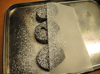 step8: 最後取一白紙蓋着半邊朱古力法包，撒上糖霜便成。