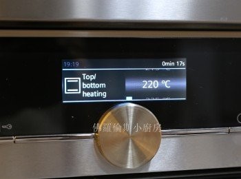 step5: (5) 焗爐預熱220度焗10分鐘 (Top / Bottom Heating)