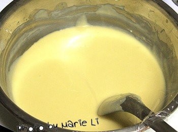 step2: 所有<span class="group_1">食材</span>快速地攪拌成麵糊狀
避免過度攪拌，麵粉產生筋性會影響口感
拌勻後的麵糊滴落下來會有明顯的摺痕

拌勻後的麵糊用保鮮膜覆蓋起來
整鍋放進冰箱裡冷藏一晚
這樣可以使麵糊慢慢發酵起泡
做出來的口感才會比較好吃唷！！