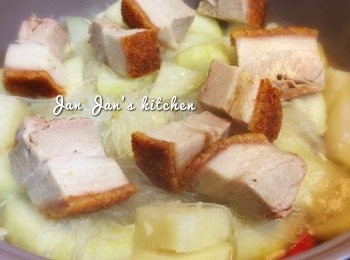 step2: 開蓋加入粉絲、燒肉及指天椒，多煮5分鐘，加入蔥段熄火焗1分鐘即可。