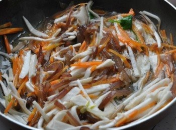 step5: 再備熱油，將木耳絲、杏鮑菇絲、紅蘿蔔絲下鍋拌炒