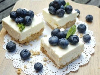 step6: 可用熱毛巾圍著蛋糕模具，方便脫模。然後切件，再鋪上水果享用！