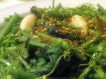 step2: 倒入橄欖油，把蒜頭放入鍋子爆香，再放入龍鬚菜快炒一下，再加入少許的塩、糖、香油，關火，呈盤上桌，並灑入味島鰹節香鬆，即可享用。