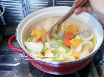 step5: 陸續加入南瓜及薯仔拌勻