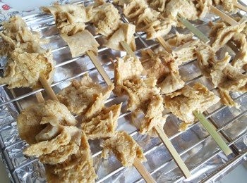 step7: 將串燒平放入網架上。