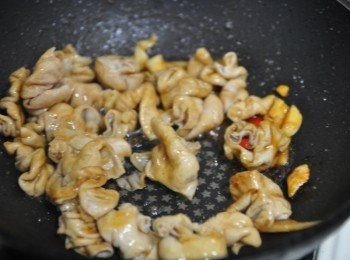 step10: 倒入<span class="group_3">醬料</span>再拌炒